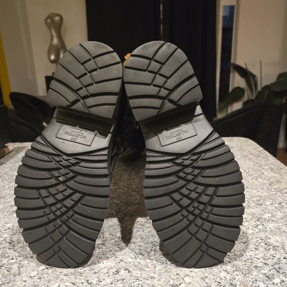 Valentino Garavani Black Quilted-Texture Tall Rain Boots - Picture 5 of 5